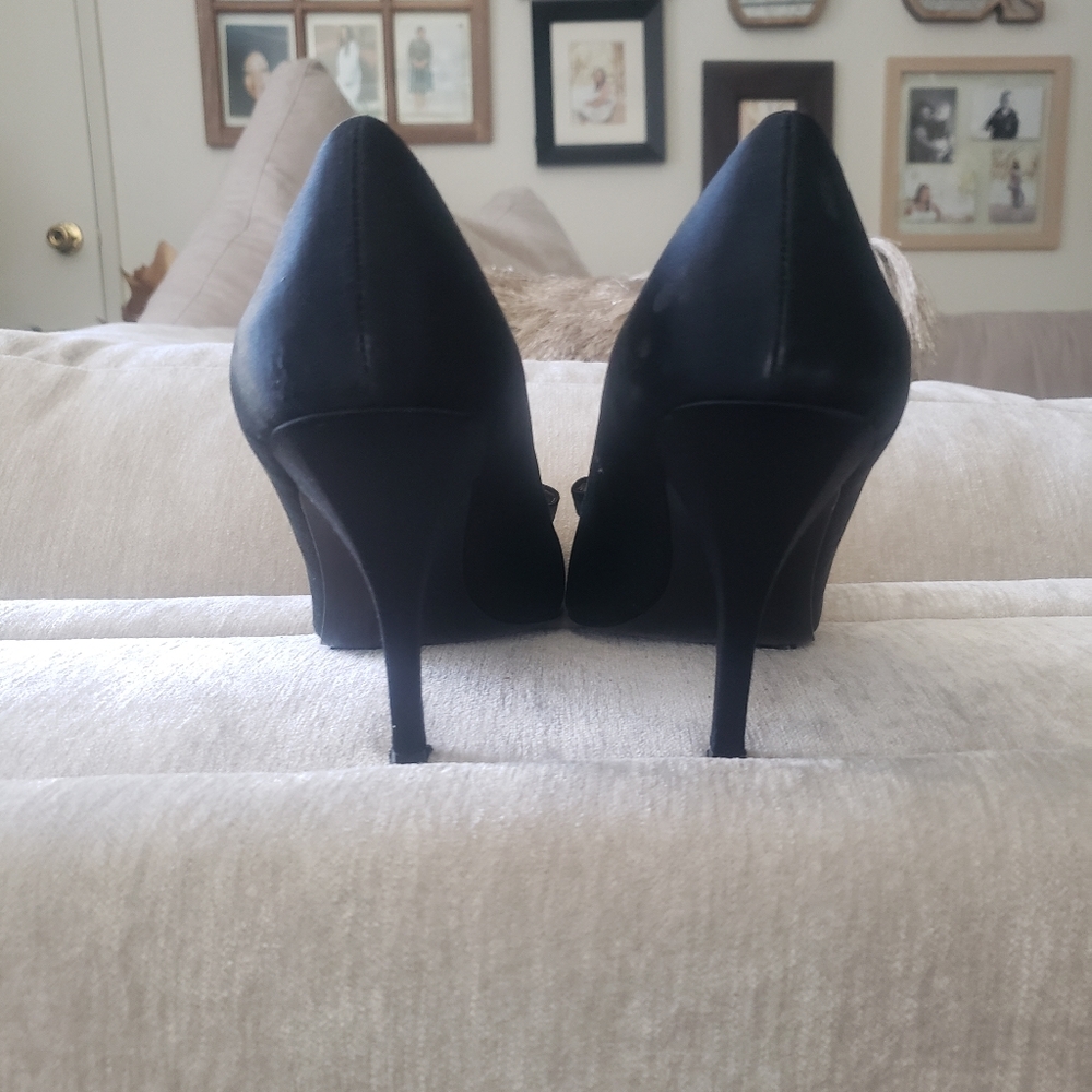 Beautiful Tuxedo Bow Style 4 inch Black Satin Nine West Pump - Picture 4 of 6